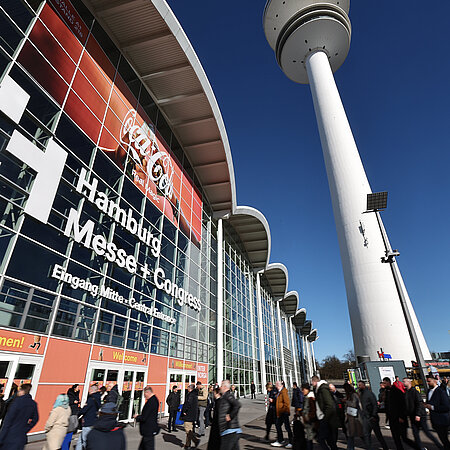 Eingangssituation der INTERNORGA, zu sehen ist die Eingangshalle, der Fernsehturm und Menschen