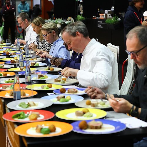 Jury probiert das Essen der Teilnehmer.