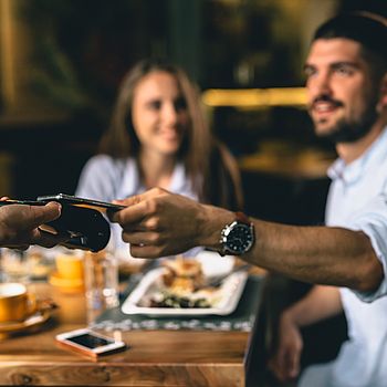 Mann bezahlt Essen mit dem Smartphone 