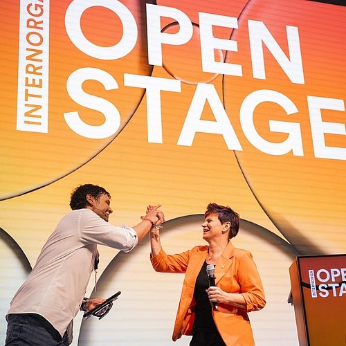 Open Stage Nahaufnahme mit zwei Referenten, die sich High Five geben