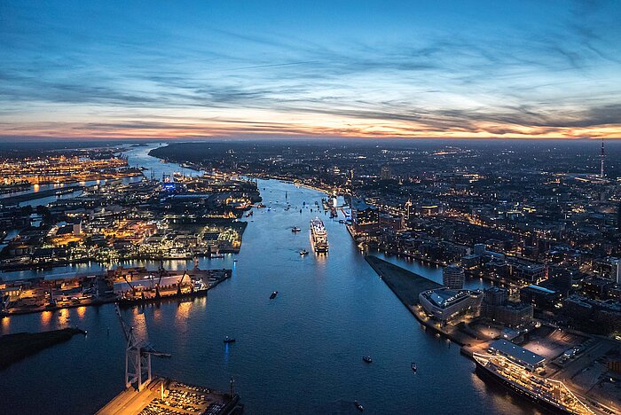 Abendstimmung auf der Elbe_ Andreas Vallbracht Blick von oben auf die Elbe und den Hafen von Hamburg. Die Sonne ist gerade untergegangen und alles ist beleuchtet.